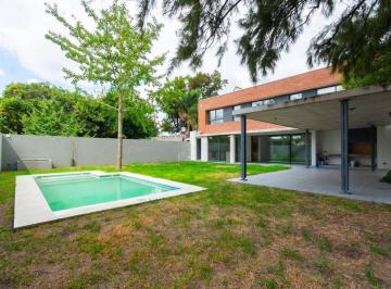 Casa · 248m² · 4 Ambientes · 3 Cocheras · Casa en Venta Castelar Norte. con Pileta y Jardin