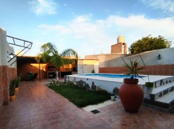 Casa · 206m² · 6 Ambientes · 1 Cochera · Venta de Casa Más Dos Locales Comerciales