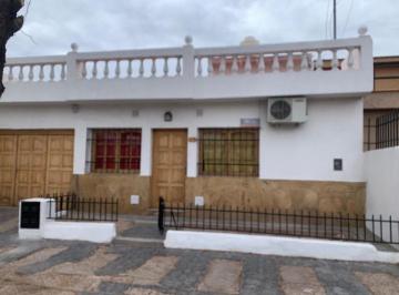 Casa · 173m² · 5 Ambientes · 1 Cochera · Se Vende Renovada Casa en B La Floresta Gllem Mza