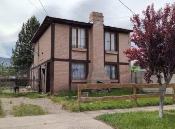 Casa · 100m² · 5 Ambientes · Casa en Esquel 3 Dorm.. Patio. Apto Crédito.