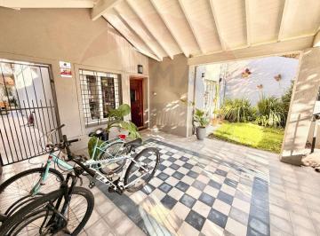 Casa · 130m² · 4 Ambientes · 1 Cochera · Venta Casa 4 Ambientes con Quincho Garage Castelar