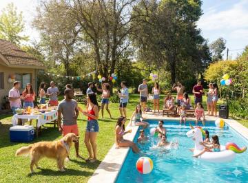 Piscina y Parque · Piscina Privada Climatizada Todo El Año!