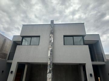 Casa · 150m² · 5 Ambientes · 1 Cochera · Casa Tipo Duplex en Bº Vista Oliva Maipu