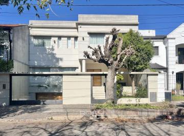 Casa · 380m² · 8 Ambientes · 3 Cocheras · Casa 8 Amb. 6 Dorm. | 380 m² Cub. | Parque, Pileta, Quincho y Jacuzzi | Frente Norte | El Palomar