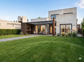 Casa de 7 ambientes, Maipú · Casa con 4 Dorm. en Venta con 540 m² en Maipú
