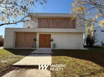 Casa · 450m² · 6 Ambientes · 2 Cocheras · Alquiler de Casa de 6 Ambientes en Escobar