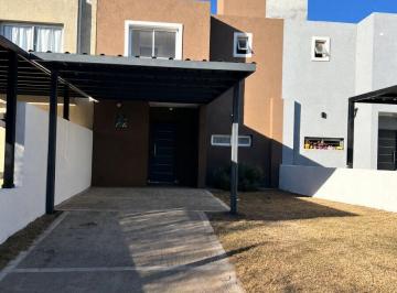 Casa · 90m² · 4 Ambientes · 2 Cocheras · Alquilo Duplex en Docta 2 Dorm.
