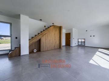 Espacio de guardado debajo de escalera · Venta Casa Esquina a Estrenar - Tres Dorm. - Fondo Norte - Rincones de Manantiales