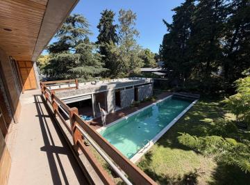 Casa · 750m² · 5 Ambientes · 3 Cocheras · Casa de Categoría en Villa Elisa