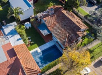 Casa · 238m² · 5 Ambientes · 2 Cocheras · Chalet de 3 Dorm. con Pileta y Quincho Más Consultorio en Venta en Manuel B Gonnet