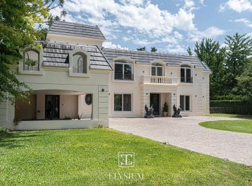 Casa · 886m² · 8 Ambientes · 4 Cocheras · Venta Casona 900 m² Cub en La Mejor Zona de Pilar