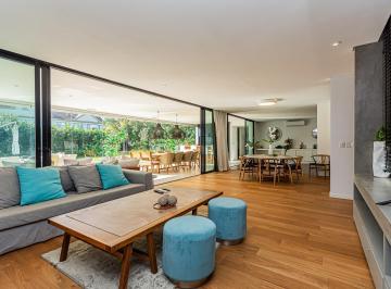 Casa · 370m² · 6 Ambientes · 6 Cocheras · Casa en La Lomada de Pilar
