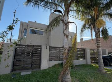 Casa · 360m² · 4 Ambientes · 2 Cocheras · Casa 3 Dorm. con Jardín y Parrillero