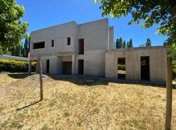 Casa · 410m² · 7 Ambientes · 1 Cochera · Venta de Casa en Barrio Santa Rita de Plottier