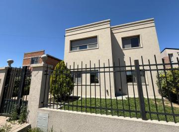 Casa · 220m² · 5 Ambientes · 2 Cocheras · Venta: Casa de Cuatro Dorm. con Galería y Cochera. Tierra de Sueños 3, Roldán