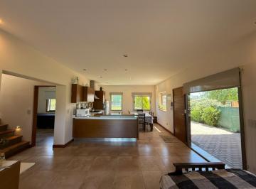 Casa · 220m² · 5 Ambientes · 2 Cocheras · Venta: Casa de Cuatro Dorm. con Galería y Cochera. Tierra de Sueños 3, Roldán