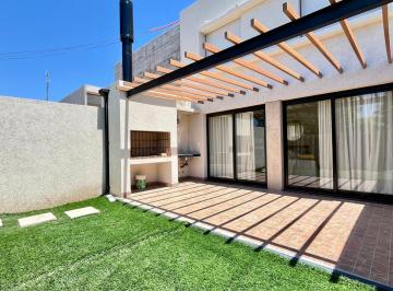 Casa · 60m² · 4 Ambientes · 1 Cochera · Venta: Duplex en Condominios Las Calandrías de Dos Dorm., Jardín y Amenities. Funes, Rosario