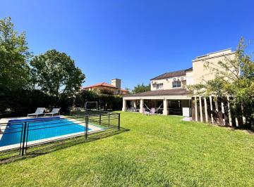 Casa · 146m² · Venta: Casa de Tres Dorm. con Galeria y Pileta en Barrio Privado Cadaqués Funes Hills