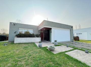 Casa · 1000m² · 5 Ambientes · 1 Cochera · Venta: Casa de 2 Dorm., Galería con Parrillero y Pileta en La Rinconada, Ibarlucea.