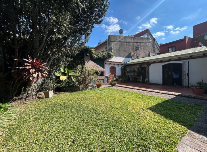 Casa · 300m² · 7 Ambientes · 2 Cocheras