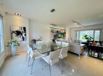 Casa · 196m² · 7 Ambientes · 2 Cocheras · Venta: Casa de Tres Dorm., Galería con Parrillero en Miraflores, Funes Hills