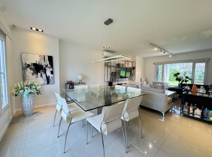 Casa · 196m² · 7 Ambientes · 2 Cocheras
