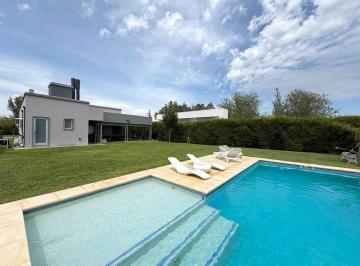 Casa · 130m² · 5 Ambientes · 3 Cocheras · Venta: Casa en Planta Baja, Tres Dorm., Pileta y Galería en Puerto Roldan.