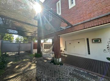 Casa · 216m² · 5 Ambientes · 1 Cochera · Venta: Casa de Tres Dorm. con Dos Plantas y Patio en Zona Norte, Rosario