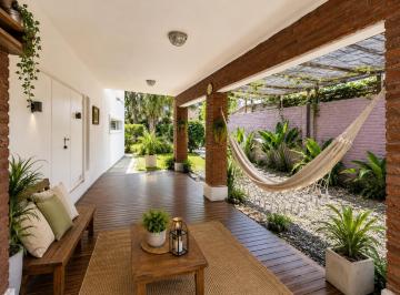 Casa · 216m² · 5 Ambientes · 1 Cochera · Venta: Casa de Tres Dorm. con Dos Plantas y Patio en Zona Norte, Rosario