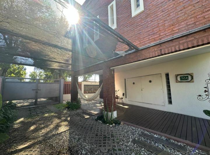 Casa · 216m² · 5 Ambientes · 1 Cochera