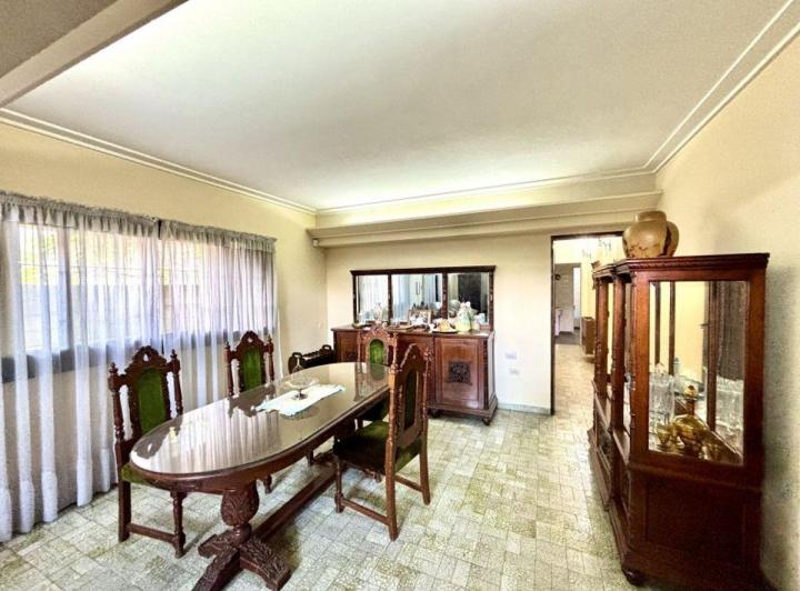 Casa · 300m² · 5 Ambientes · 2 Cocheras