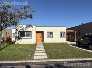 Casa · 120m² · 4 Ambientes · 2 Cocheras · Venta - Excelente Casa en Santa Emilia - Pilar del Este - Pilar