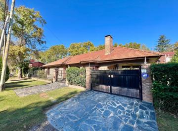 Casa · 163m² · 4 Ambientes · 2 Cocheras · Venta Casa Parque Leloir 4 Ambientes Quincho Pileta Parque Apta Crédito