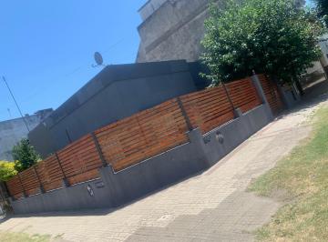 Casa de 3 ambientes, Avellaneda · Casa en Esquina con Gran Jardín y Ambientes Amplios y Luminosos.