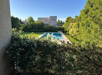 Casa · 210m² · 6 Ambientes · 2 Cocheras · Casa en Venta en Santa Guadalupe
