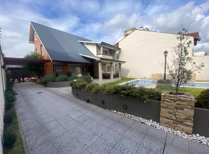 Casa · 266m² · 7 Ambientes · 8 Cocheras