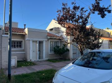 Casa · 104m² · 10 Ambientes · 1 Cochera · Vende Excelente Casa Prox Unimev - Apta Crédito Hipotecario