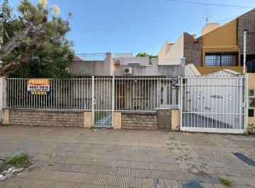 Casa de 3 ambientes, La Matanza · Casa 3 Ambientes con Jardín Al Frente, Patio y Cochera P/ Vehiculos / S. J. Centro