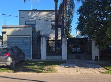 Casa · 136m² · 3 Dormitorios · 3 Cocheras · 138 y 501 - Oportunidad Unica en Gorina! Venta de Casa con Local Comercial