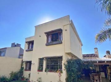 Casa · 205m² · 6 Ambientes · 1 Cochera · Casa en Alto La Loma