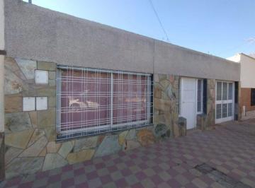 Casa · 170m² · 5 Ambientes · 1 Cochera · Casa de Tres Habitaciones Reciclada