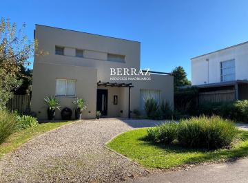 Casa · 172m² · 4 Ambientes · 2 Cocheras · Casa Venta 3 Dorm. Barrio Los Potrillos, Lote de 687 m² Fatima, Pilar