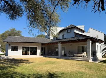 Casa · 477m² · 8 Ambientes · 2 Cocheras · Casa en Venta en Lomas de La Carolina