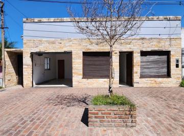 Casa · 150m² · 4 Ambientes · 1 Cochera · Casa 3 Dorm. con Patio, Cochera y Quincho en Los Hornos – Lote Amplio