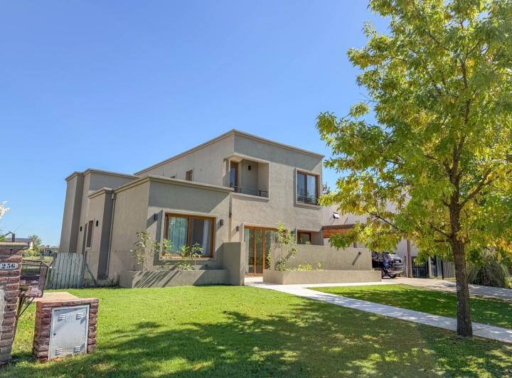 Casa · 253m² · 5 Ambientes · 6 Cocheras