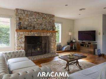 Casa · 330m² · 2 Cocheras · Casa en Venta en El Lauquen - Canning
