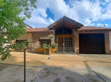 Casa · 230m² · 7 Ambientes · 2 Cocheras · Casa en Venta - 4 Dorm. 3 Baños - Godoy Cruz