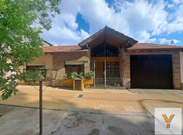 Casa · 230m² · 7 Ambientes · 2 Cocheras · Casa en Venta - 4 Dorm. 3 Baños - Godoy Cruz