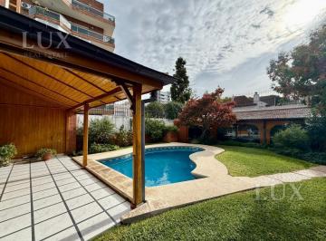 Casa · 582m² · 8 Ambientes · 6 Cocheras · Casa en Venta en Villa Devoto Sobre Av Maria Salvador del Carril con Frente Sobre Dos Lotes.