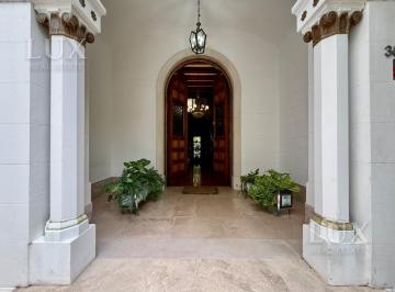 Casa · 582m² · 8 Ambientes · 6 Cocheras · Casa en Venta en Villa Devoto Sobre Av Maria Salvador del Carril con Frente Sobre Dos Lotes.